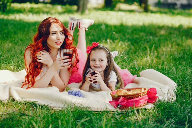 roodharige moeder en dochter in het park
