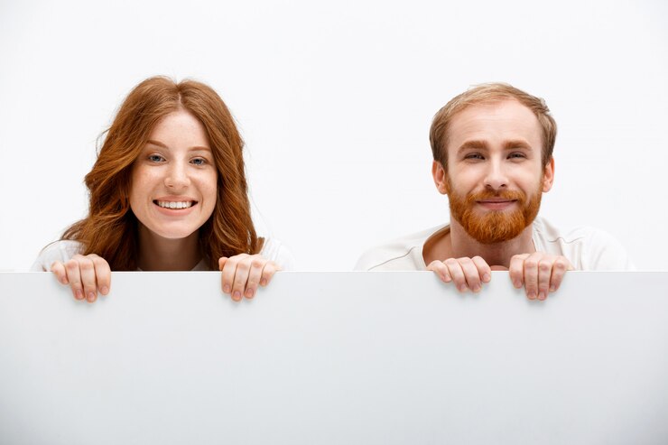 Gratis Foto roodharige ouders spelen verstoppertje, lachen blij