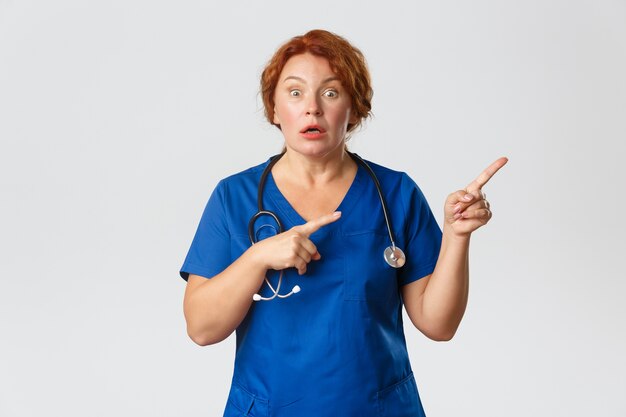 Roodharige verpleegster op middelbare leeftijd poseren