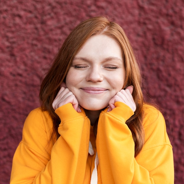 Gratis foto roodharige vrouw die vredig kijkt