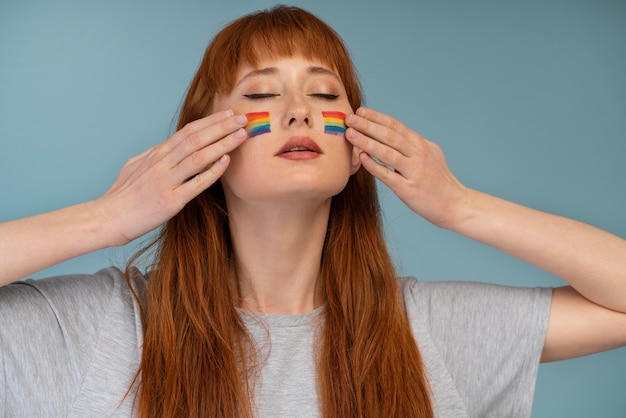 Roodharige vrouw met regenboogsymbool