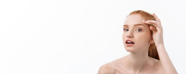 Gratis foto roodharige vrouw toont vingers op acne op haar gezicht
