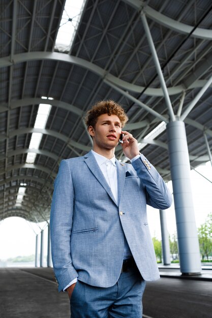 roodharige zakenman praten over de telefoon