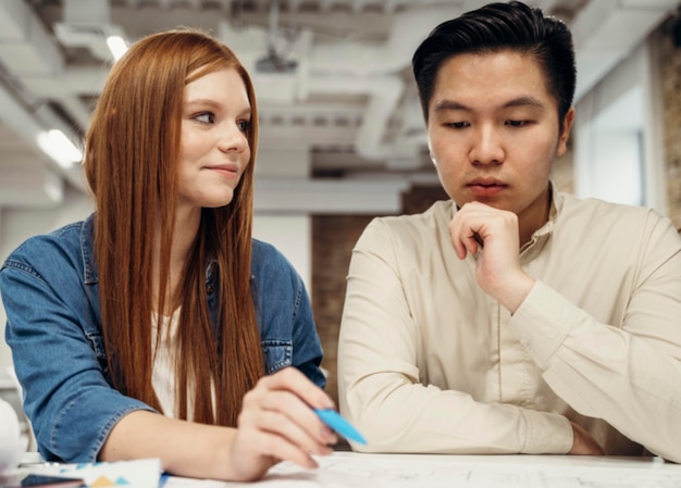 Roodharige zakenvrouw bespreken met haar collega