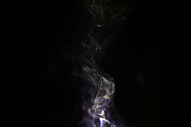 Rookeffect op een zwarte achtergrond. mist of neveltextuur, abstract en vloeiend
