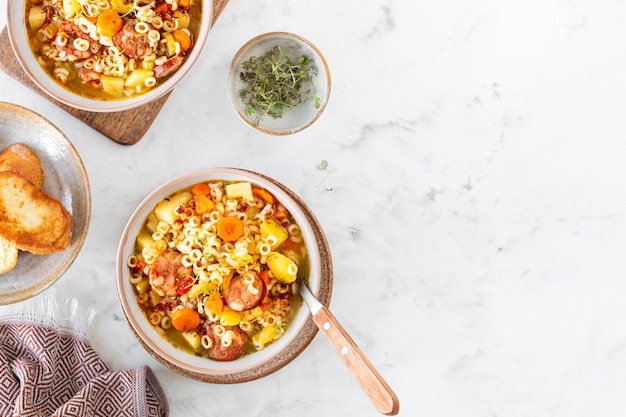 Rookworst minestrone tubetti pasta of orzo Traditionele Italiaanse soep met pasta en seizoensgroenten