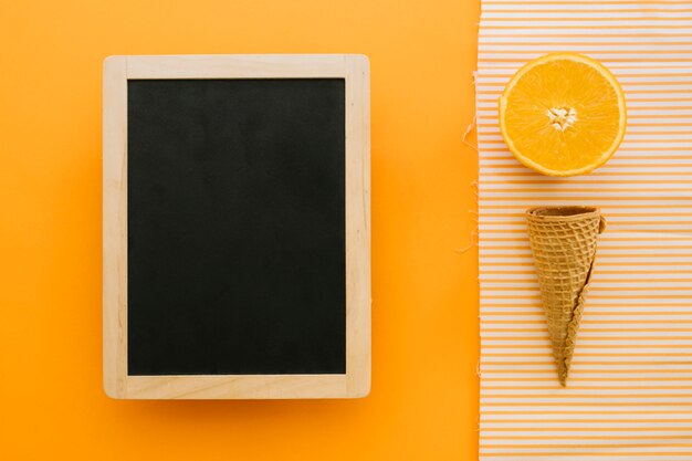 Roomijsconcept met lei en oranje plak