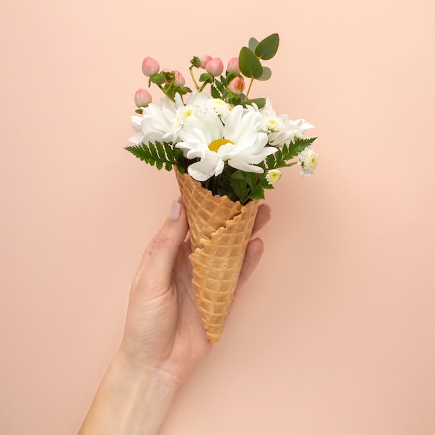 Roomijskegel met bloemen