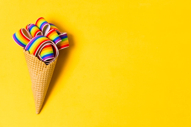 Roomijskegel met harten in regenboogkleuren