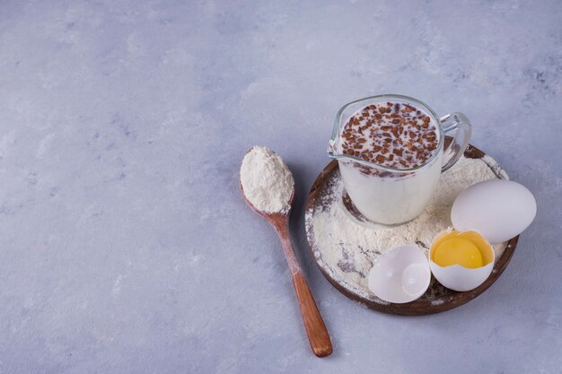 Roomsoufflé met chocoladedruppels en ingrediënten opzij