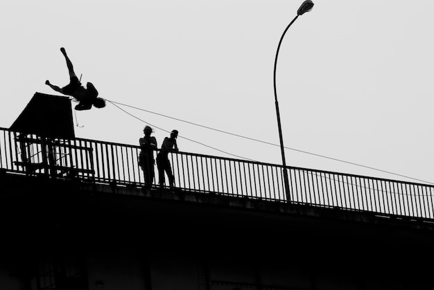 Ropejumper op een brug