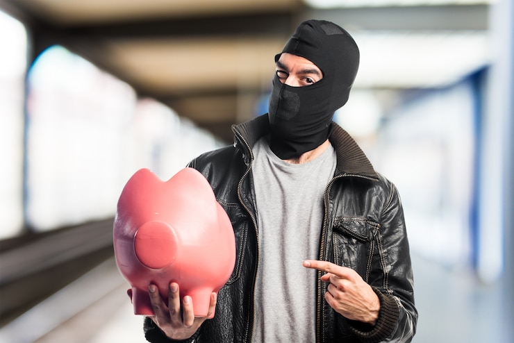 Gratis Foto roper die een piggybank houdt