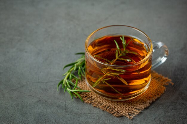 Rosemary Hot Tea in beker klaar om te drinken