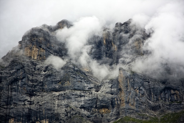 Rotsachtige berg bedekt met dikke wolken