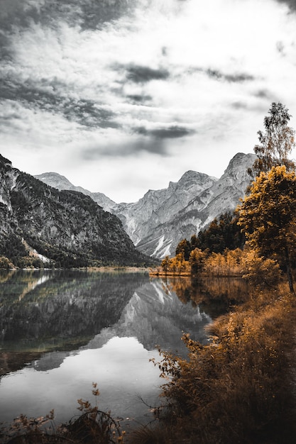 Gratis foto rotsachtige berg met een meer