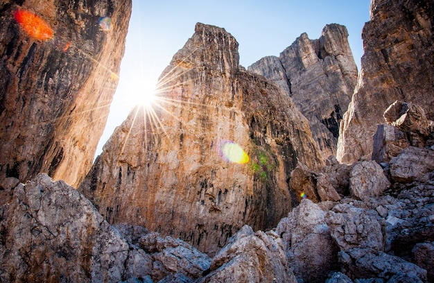 Gratis foto rotsachtige bergen met zon en heldere hemel in cortina d'ampezzo