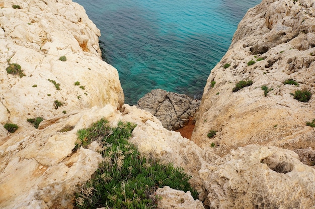 Rotsen en een blauwe zee op Cyprus overdag