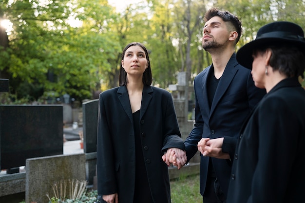 Rouwende familie samen op de begraafplaats