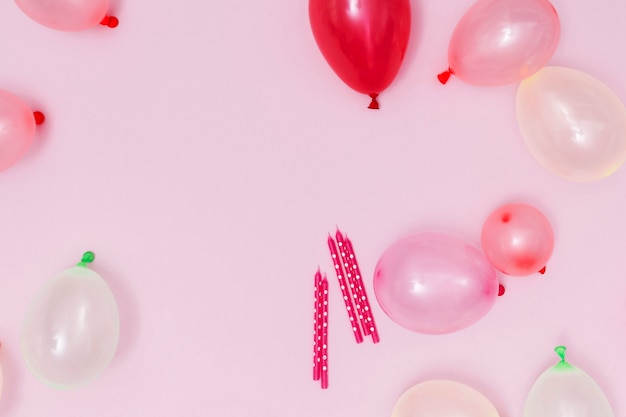Roze ballonnen arrangement op roze achtergrond