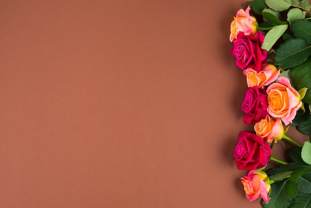 Roze bloemen die één kant ontwerpen