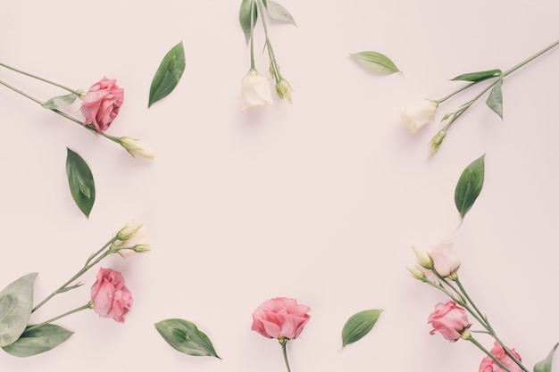 Roze bloemen met groene bladeren op tafel