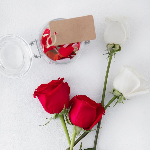 Roze bloemen met lege tag op tafel