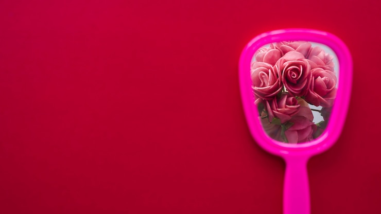 Gratis Foto roze boeket in spiegel reflectie op tafel