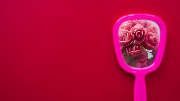 Roze boeket in spiegel reflectie op tafel