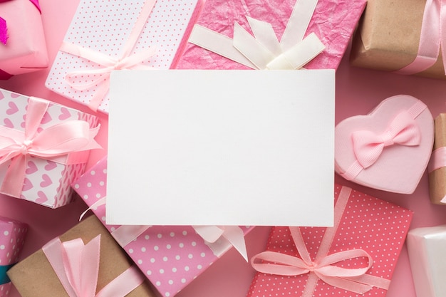 Roze cadeautjes met blanco papier bovenop