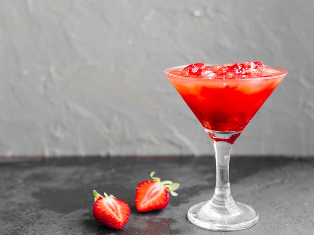 Roze cocktaildrank met aardbeien
