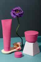 Gratis foto roze cosmetische containers arrangement