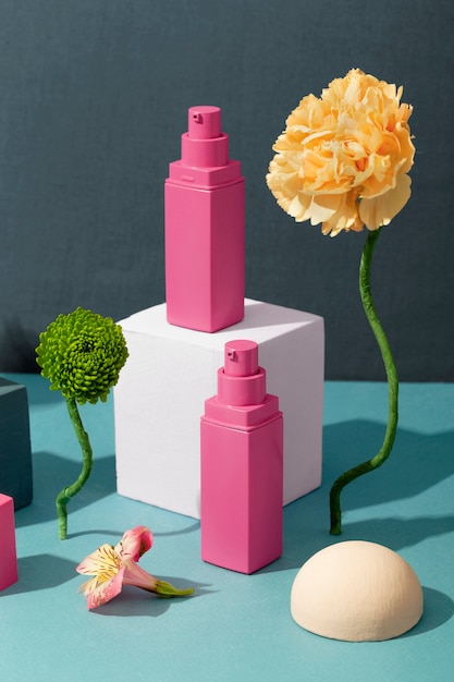 Gratis foto roze cosmetische containers arrangement