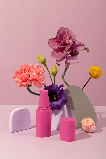 Roze cosmetische containers en bloemen