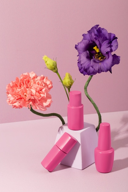 Gratis foto roze cosmetische containers hoge hoek