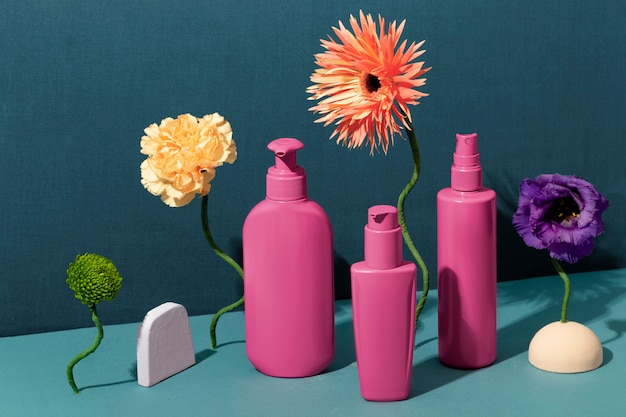 Roze cosmetische producten en bloemen