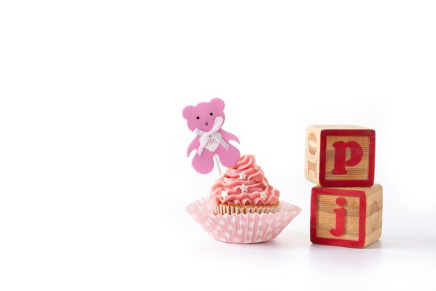 Roze cupcake voor baby shower die op witte achtergrond wordt geïsoleerd