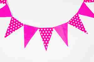 Gratis foto roze decoratieve bunting vlaggen op witte achtergrond