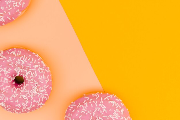 Roze donuts op een oranje achtergrond