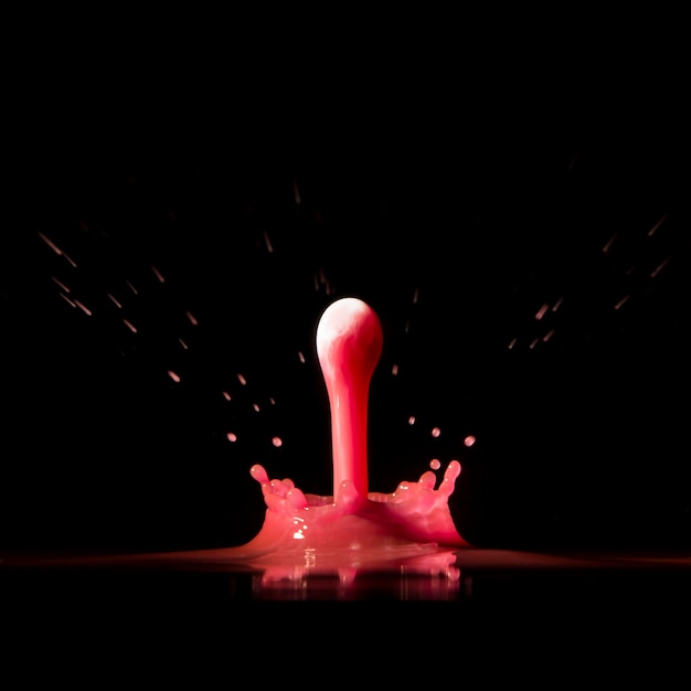 Roze druppel op zwarte achtergrond
