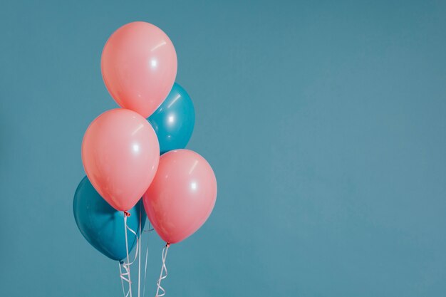 Roze en blauwe heliumballonnen