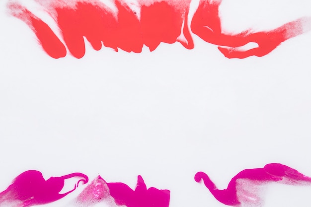 Gratis foto roze en oranje kleur verf splash geïsoleerd op witte achtergrond