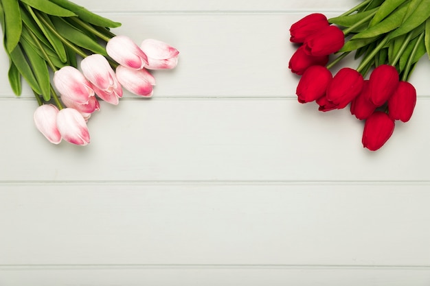 Roze en rood tulpenboeket met exemplaar-ruimte