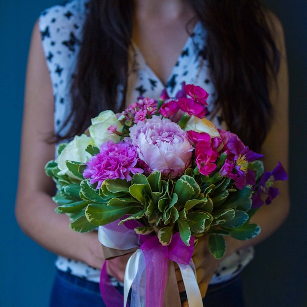 Roze en wit getint boeket gebreid met violet lint van tule