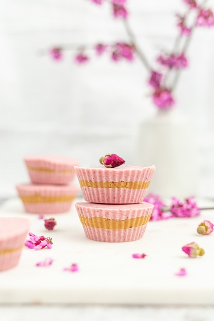 Roze en witte keramische kom op witte tafel