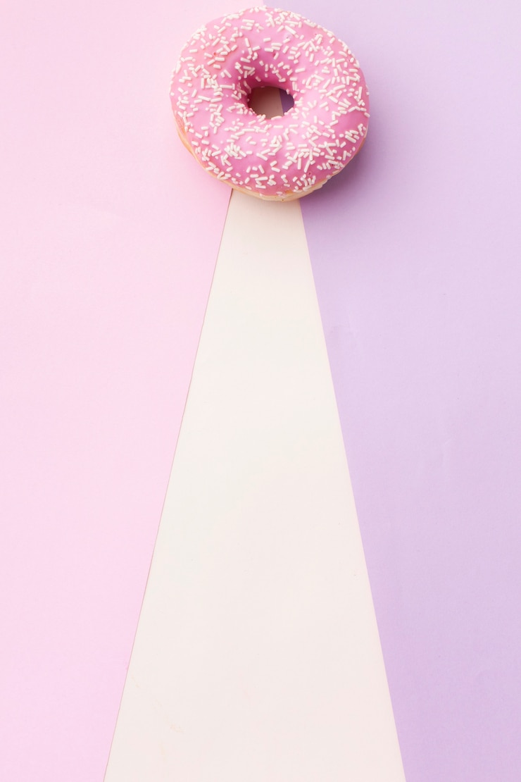 Gratis Foto roze geglazuurde donut met hagelslag