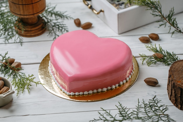 Roze hart cake op de tafel