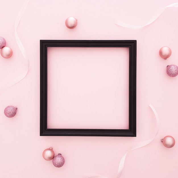 Gratis foto roze kerst ornamenten met frame