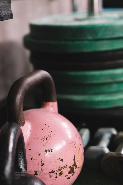 Gratis foto roze kettlebell in de sportschool