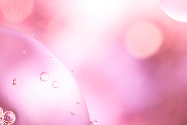 Roze luchtige bubbels en gloeiende druppels
