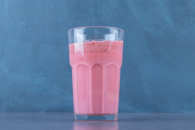 Roze mokka latte met melk in een glas, op de marmeren tafel